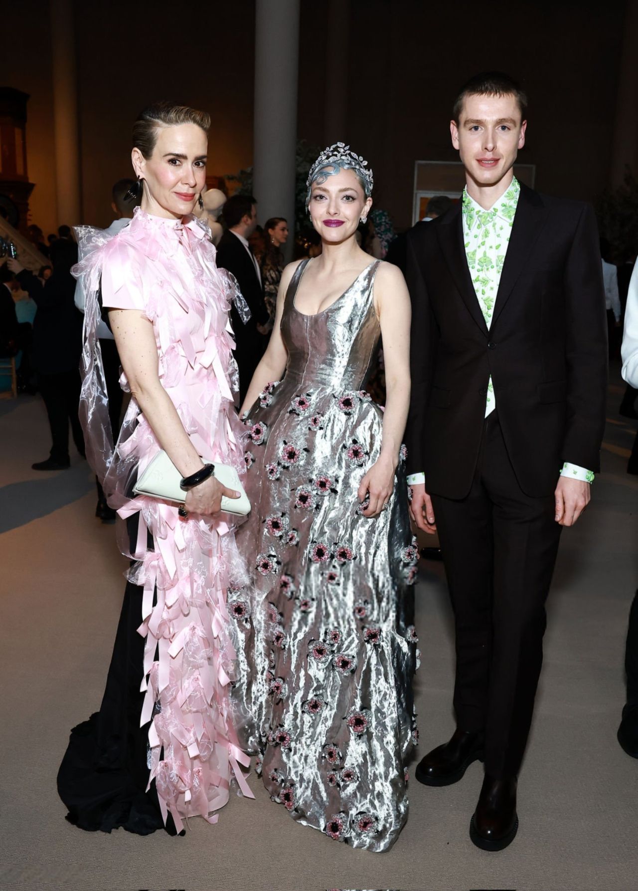 AMANDA SEYFRIED MET GALA 2024 RED CARPET APPEARANCE AND HAIR TRANSFORMATION NEW YORK03